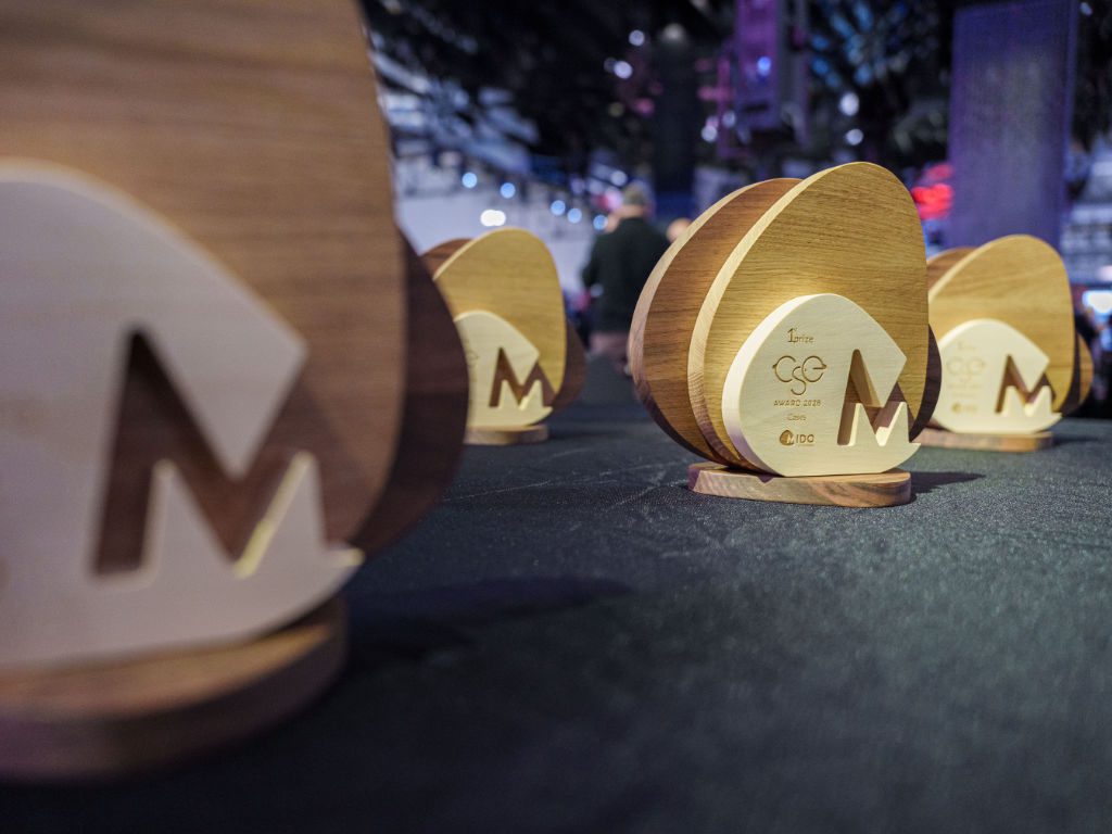 Aufreihung der Mido Awards-Trophäen aus 2026