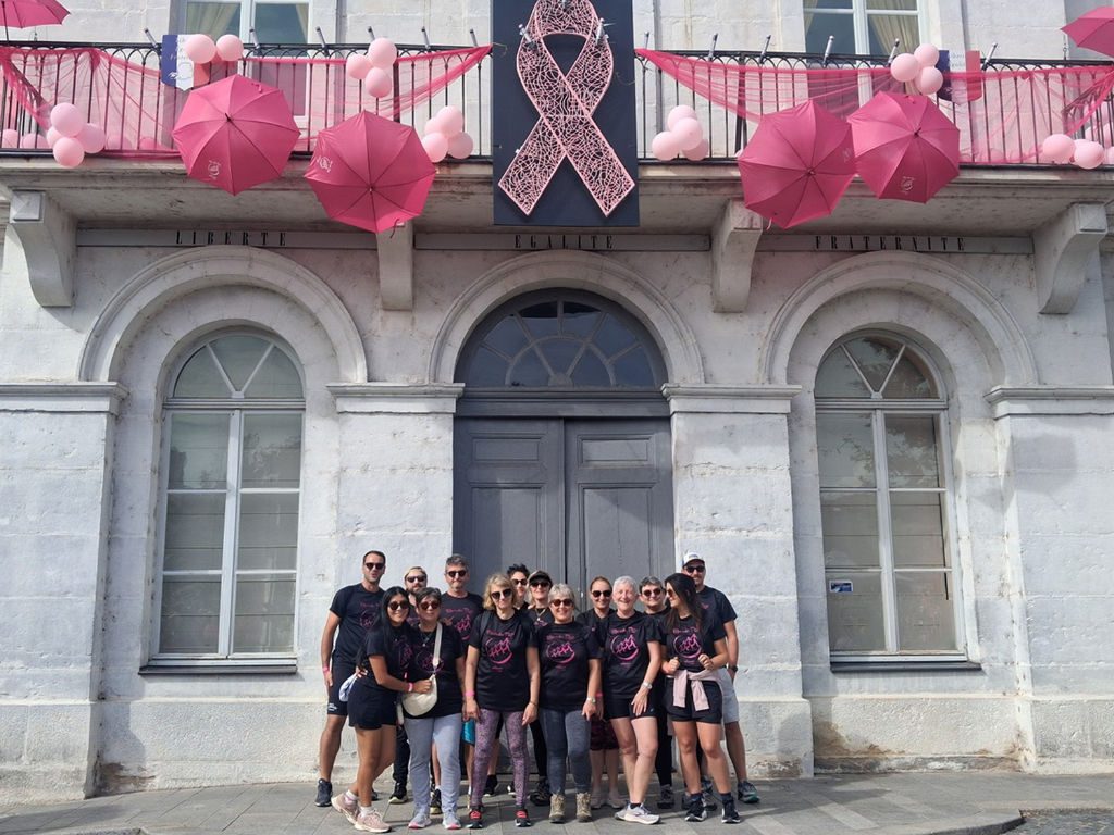 Gruppenbild von Mitarbeitern von Morel Anfang Oktober rund um den Benefizlauf „Marche Rose“ im französischen Champagnole