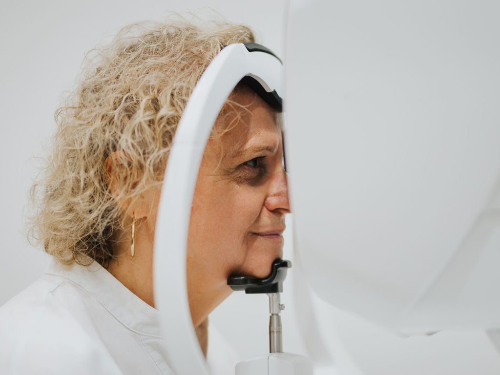 Frau beim Augenscreening