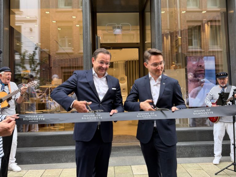 Links Tom Smits, Geschäftsführer der Silhouette Deutschland GmbH und der Schweiz, und rechts stehend Michael Schmied, CSO der Silhouette Group eröffnen das House of Silhouette in Hamburg Anfang Oktober 2026