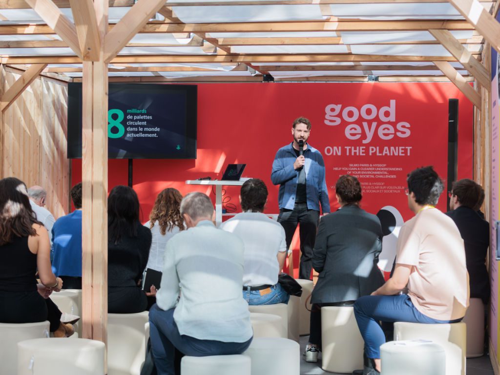 Redner auf der CSR-Fläche der Augenoptik-Fachmesse Silmo Paris 2026