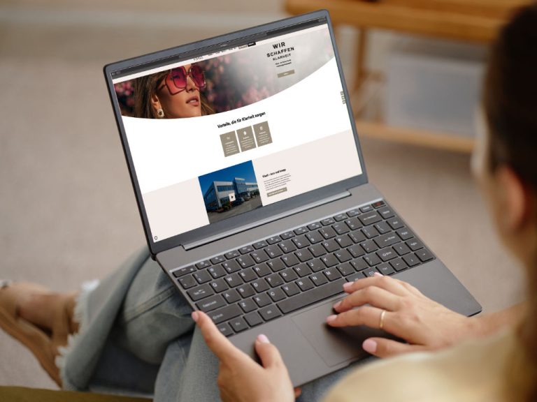 Frau benutzt Visall Brillenglas-Website auf einem Laptop