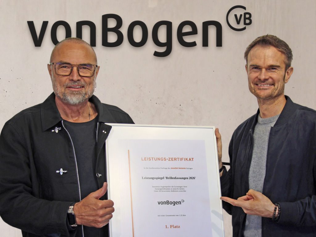 Von links: VonBogen-Gründer Gerhard Brickl und VonBogen-Geschäftsführer Benjamin Brickl halten ein Markt Intern-Leistungszertifikat in Händen