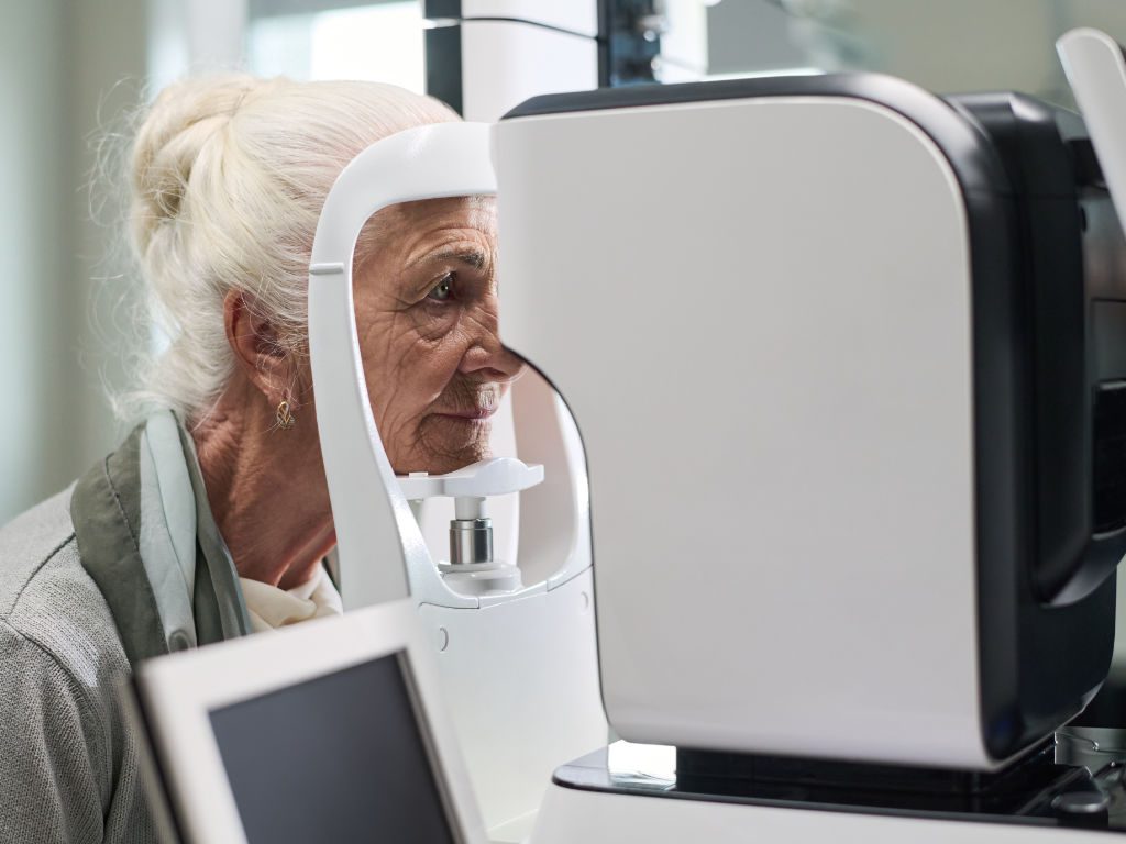 Seniorin bei Augenuntersuchung